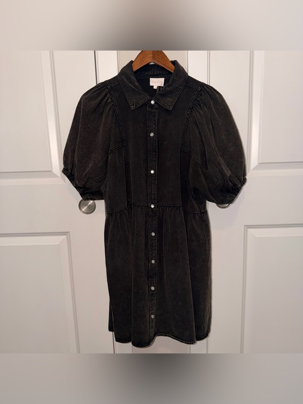 NWOT ENTRO Women’s Puff Sleeve Pearl Button-Front Mini Dress Charcoal Size Med
